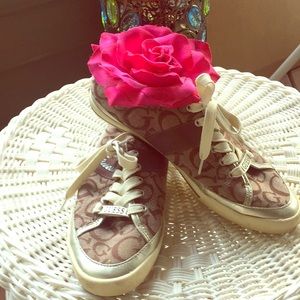 Guess Tennis Shoes🌸🌸🌸